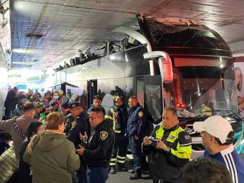 ¡Se queda sin techo! 16 heridos deja choque de autobús de poblanos en CDMX