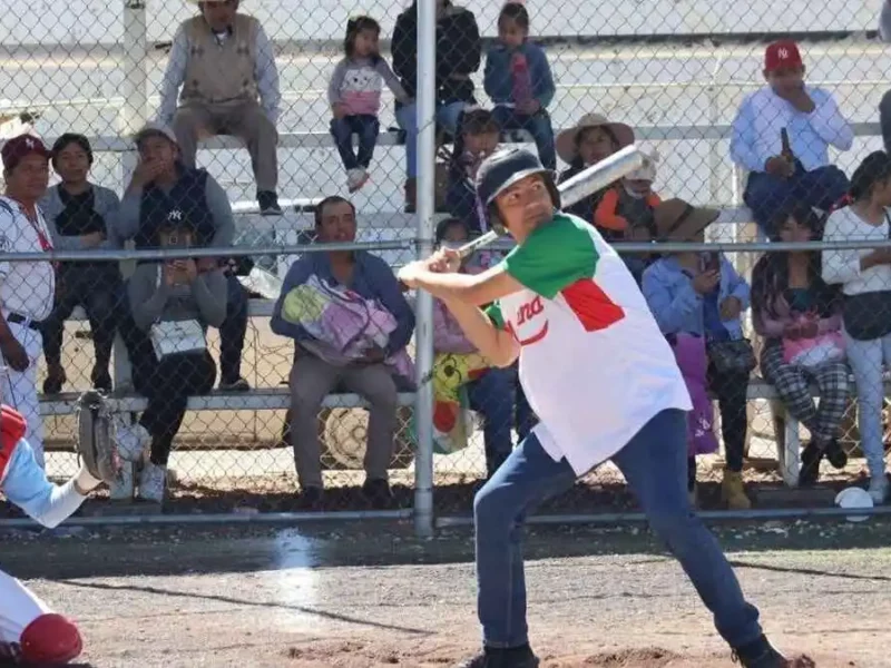 Eduardo RIvera con un bat de béisbol llanero en Acajete