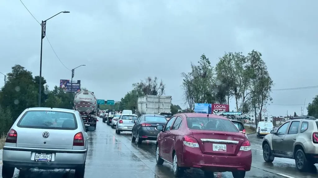 Choques y volcaduras en Periférico en Puebla por lluvias ¡No aceleres!