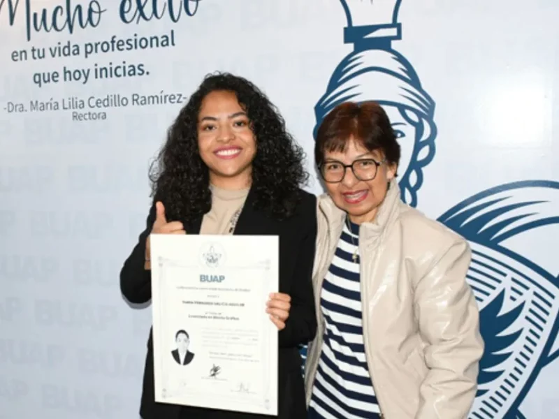 Lilia Cedillo entrega título a egresada con discapacidad auditiva