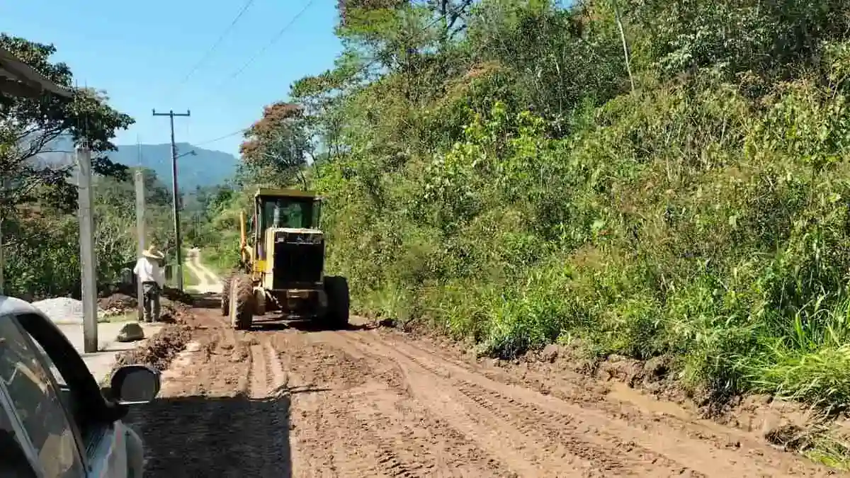 Tlatlauquitepec apoya con maquinaria para rehabilitación de caminos