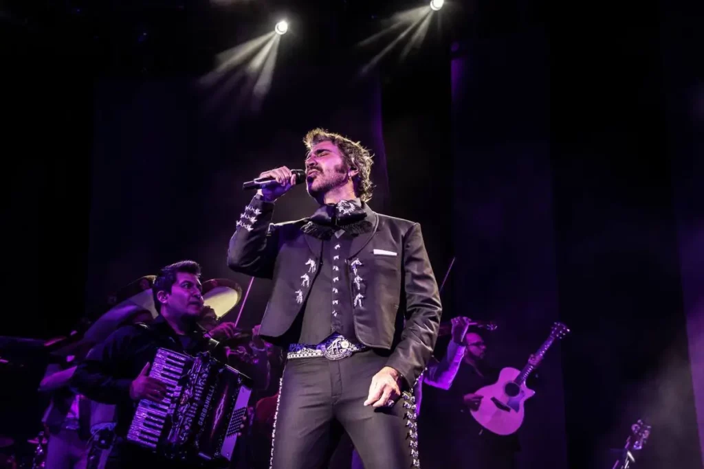 Alejandro Fernández el escenario durante su concierto en Tijuana.