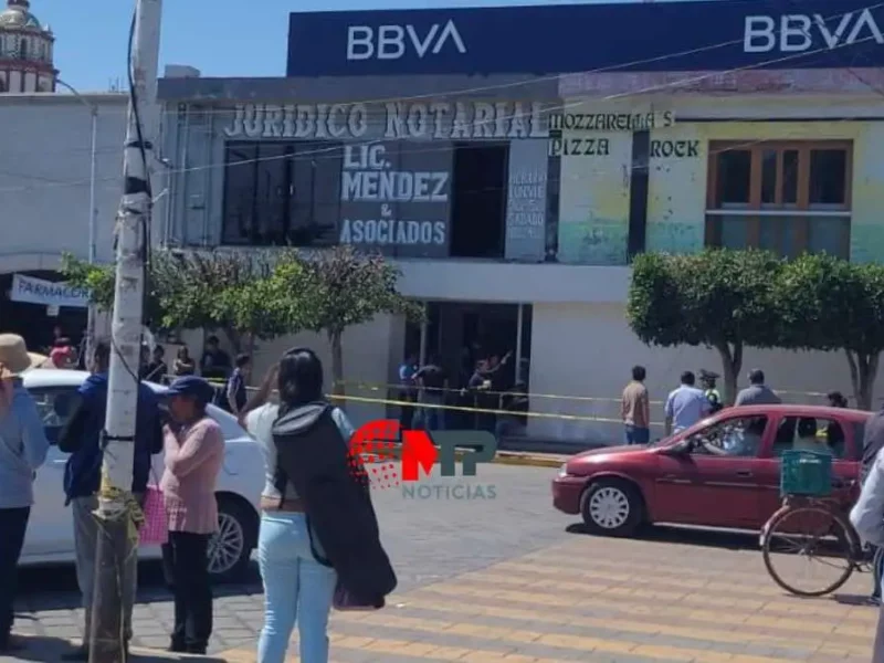 Asesinan a escolta de seguridad durante asalto en BBVA de Huejotzingo