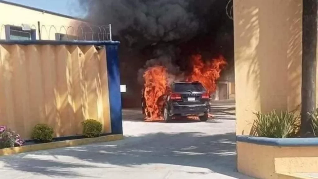 Camioneta de pareja se incendia antes de entrar a un motel