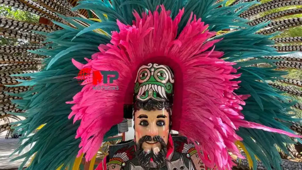 Huehue de Tlaxcala con máscara y penacho.