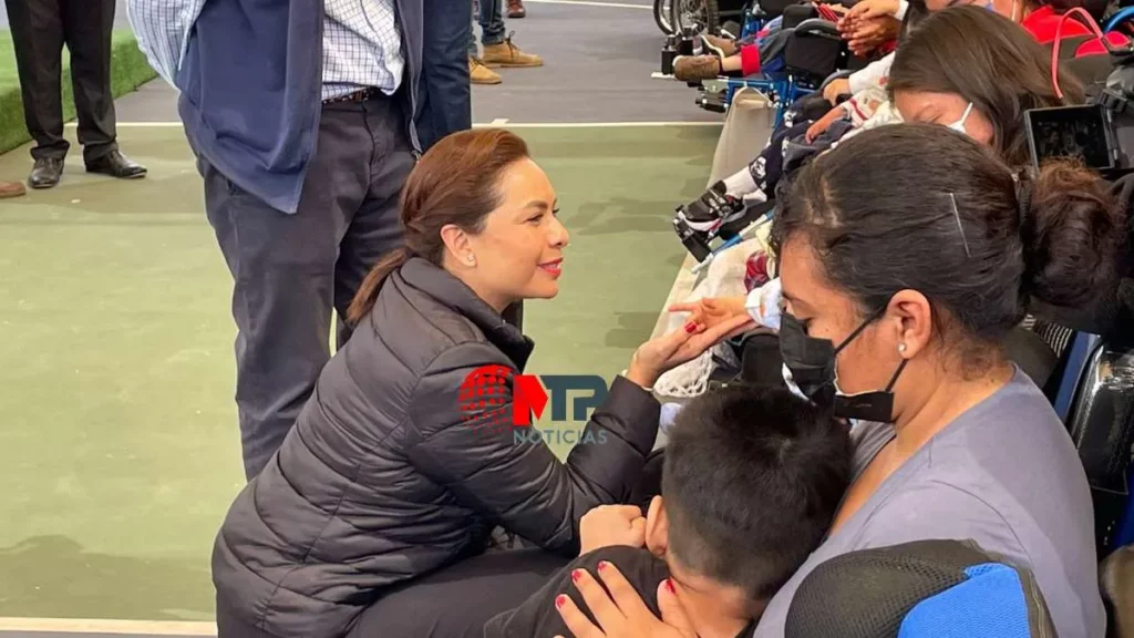 Gaby Bonilla entregan 30 sillas a niños con discapacidad del CRIT