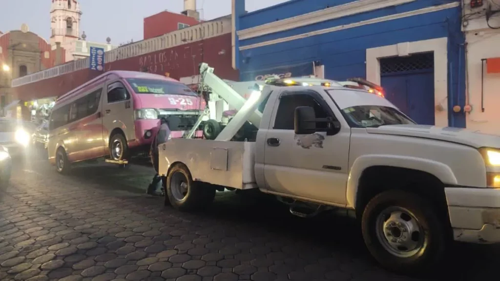 Grúa arrastra una unidad de transporte público en Puebla
