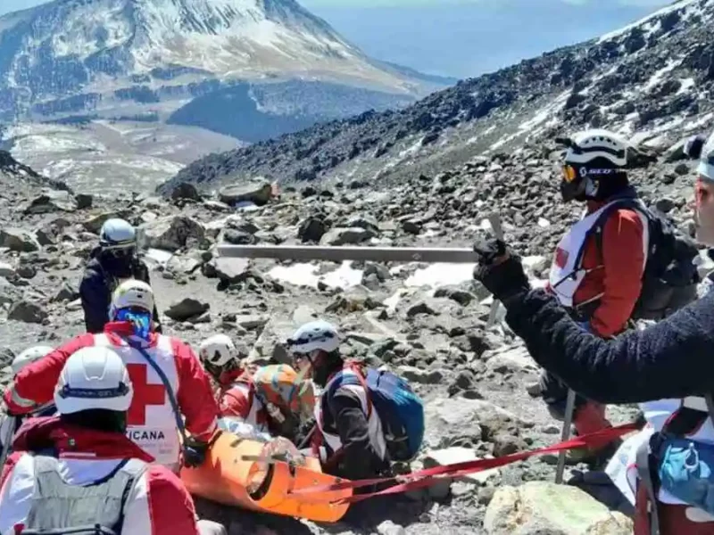 Hallan muerto a Luis Flores, alpinista guía extraviado en Pico de Orizaba