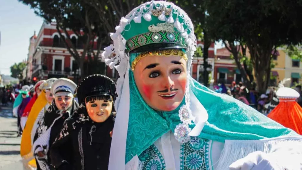 FOTOS: Desfile de Huehues 2024 en Puebla, una tradición que se resiste a morir