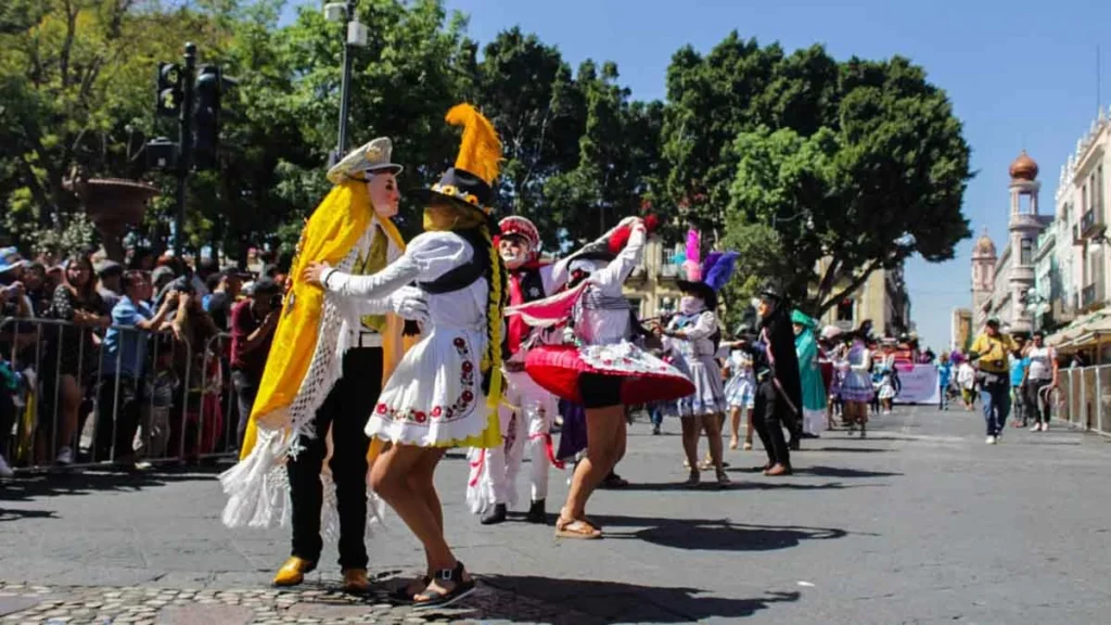FOTOS: Desfile de Huehues 2024 en Puebla, una tradición que se resiste a morir