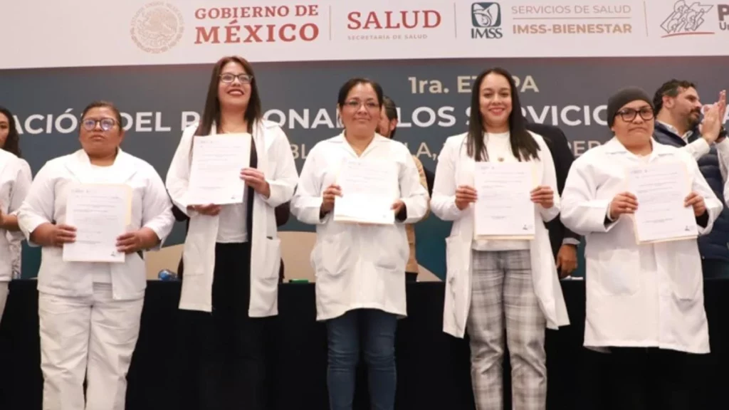 Trabajadores de Salud Puebla muestran la base que les entregaron Sergio Salomón Céspedes y Zoé Robledo.