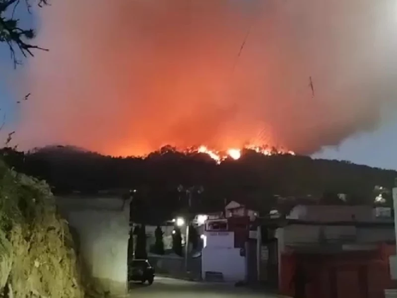 ¡Precaución! Incendio forestal consume ejido en Ixtacamaxtitlán, suman 16 horas