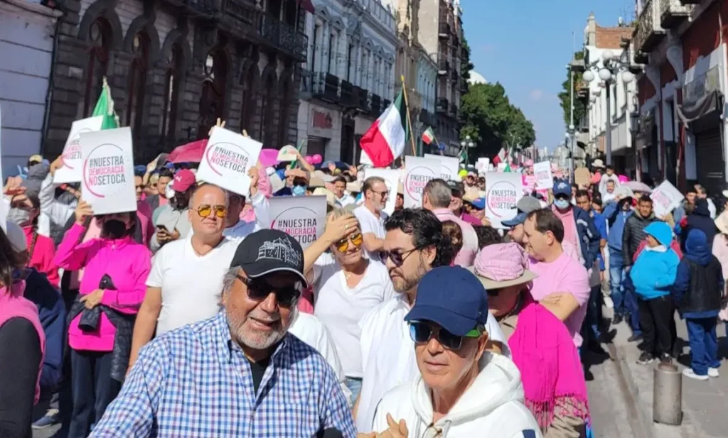 Integrantes de la marcha por la democracia en la ciudad de Puebla.