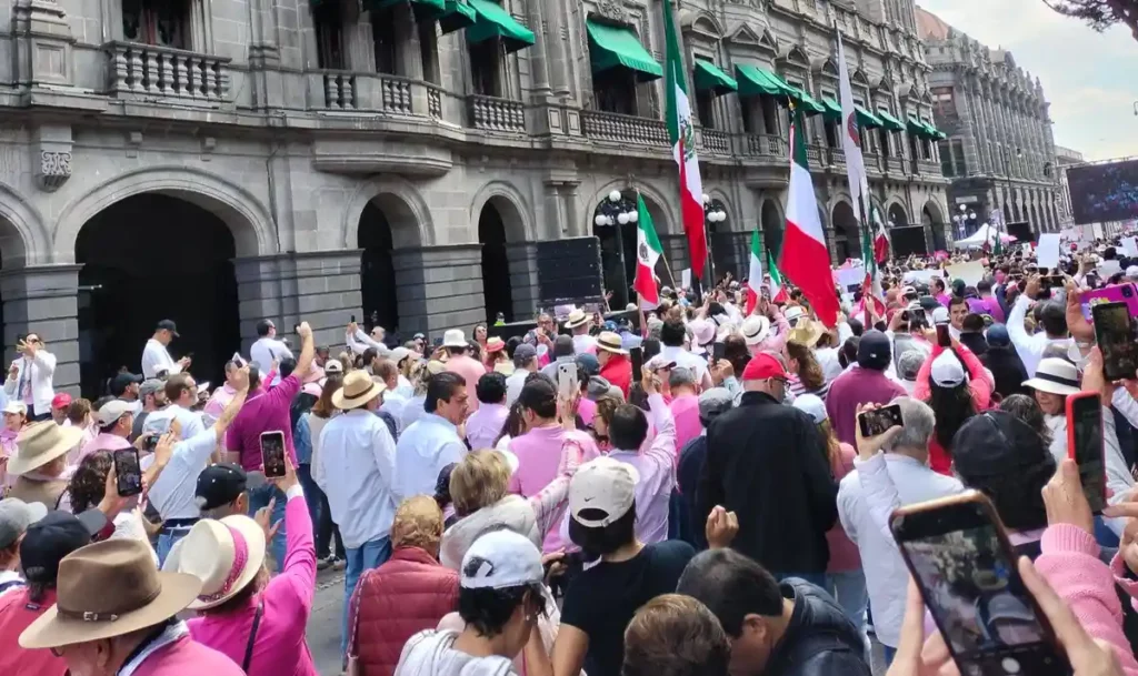 Participantes de marcha por la democracia frente a la presidencia municipal de Puebla.
