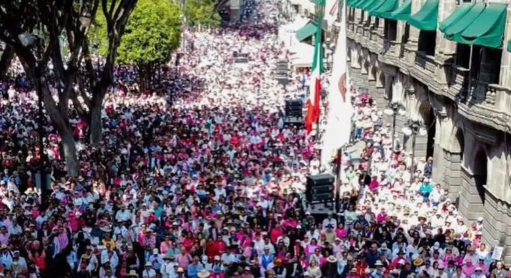 Marcha por la democracia en el zócalo de Puebla.