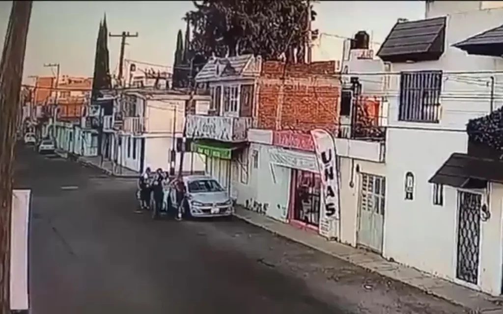 Asaltantes les quitan sus pertenencias a dos personas que caminaban por la calle.