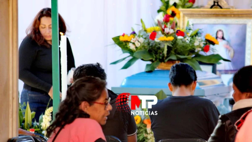 Un abrazo al ataúd de Obed en Tehuacán: hijas y familiares lo despiden (FOTOS)