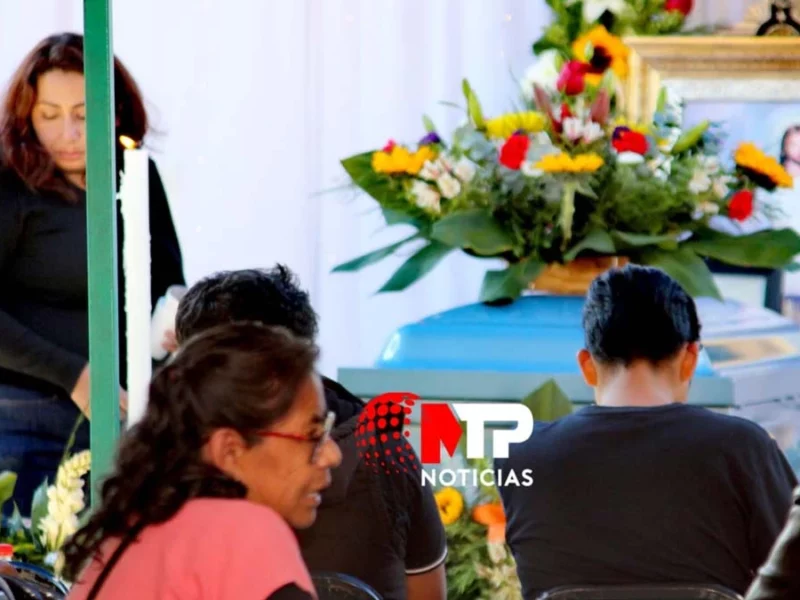Un abrazo al ataúd de Obed en Tehuacán: hijas y familiares lo despiden (FOTOS)