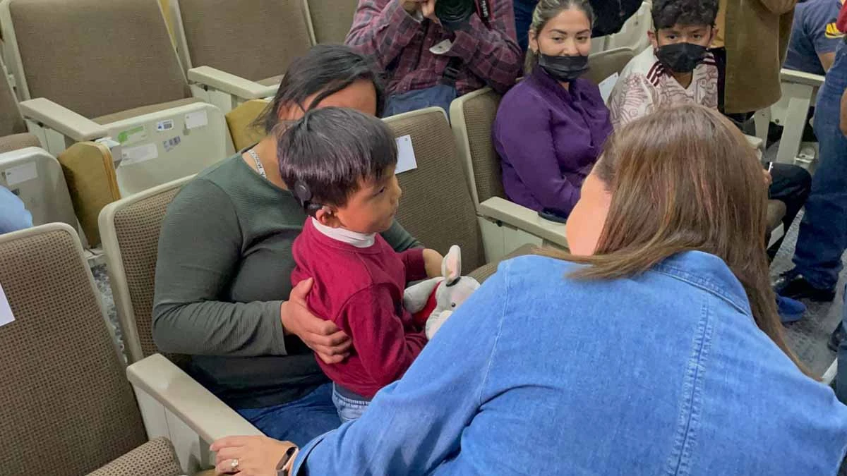 Niño Roberto escucha después de 4 años gracias a aparato coclear de DIF Puebla