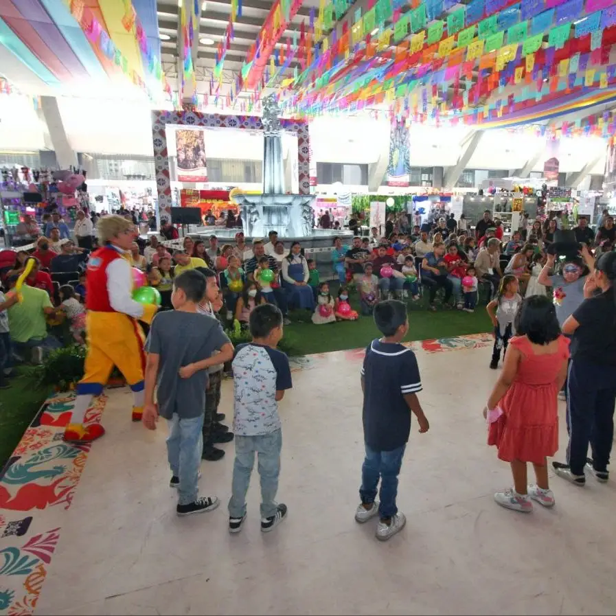 Niños en show de payasos de Feria de Puebla 2023.