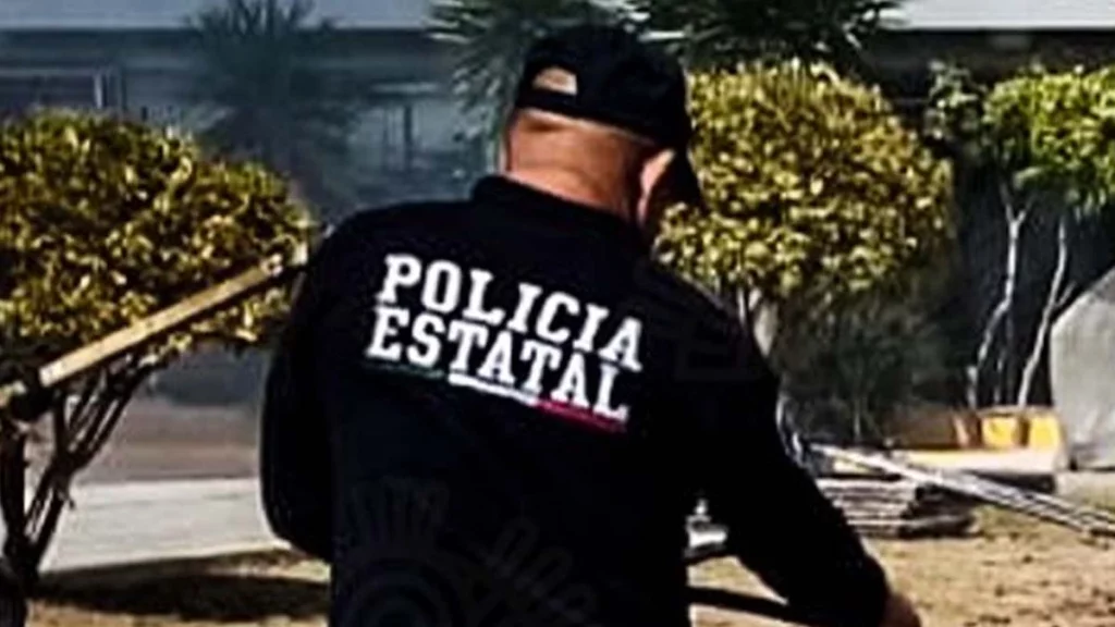 En persecución detienen a tres policías estatales de Puebla tras robar un tráiler