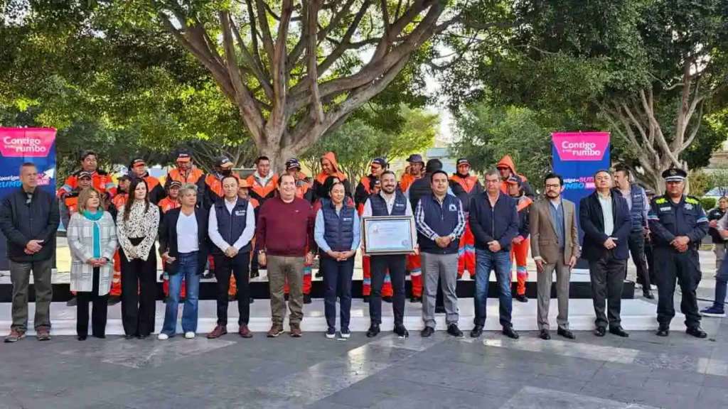 Edil Adán Domínguez y funcionarios del Ayuntamiento de Puebla en entrega de premio por conservación de áreas verdes.