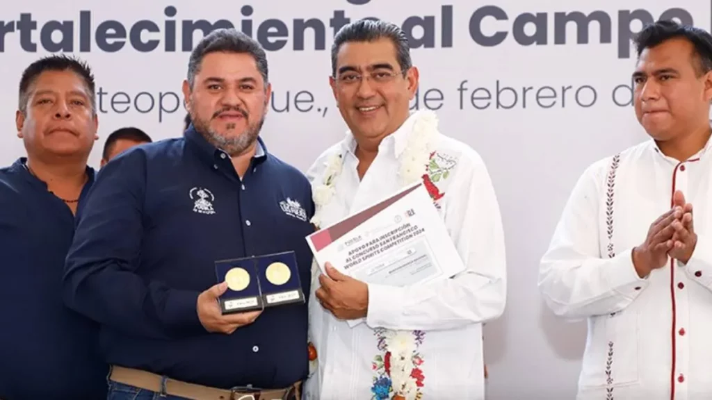 Sergio Salomón y productores de Puebla en entrega de apoyos.