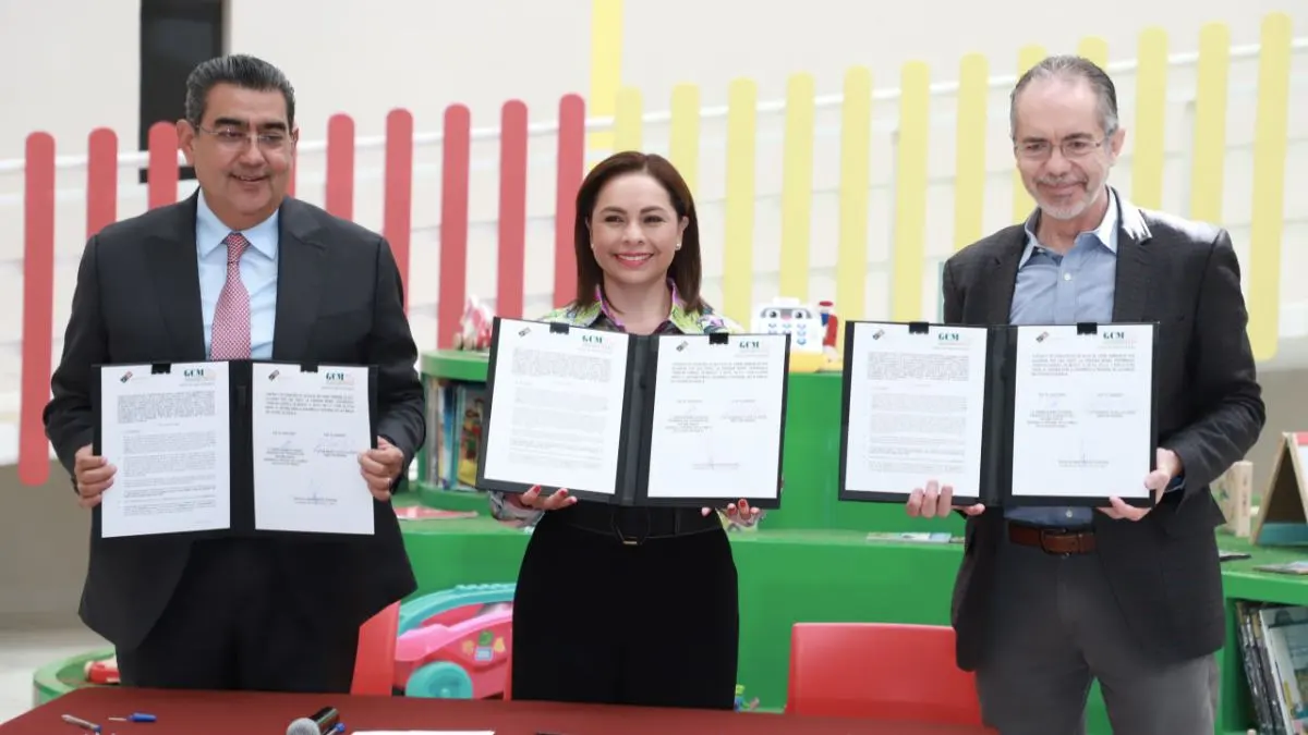 Sergio Salomón y Gaby Bonilla firman convenio a favor de niños del Sedif