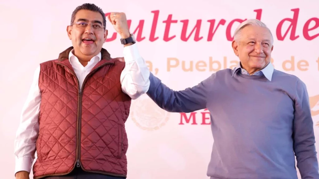“Es muy bueno, pero muy bueno”: AMLO vuelve halagar a Sergio Salomón en Puebla