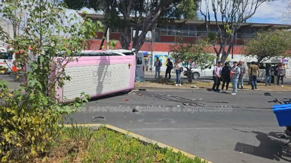 Siete pasajeros resultan heridos en Puebla tras volcadura de ruta 25