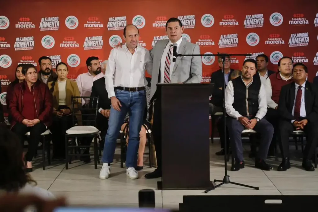 Alejandro Armenta presenta a Fernando Manzanilla en rueda de prensa como su coordinador político.