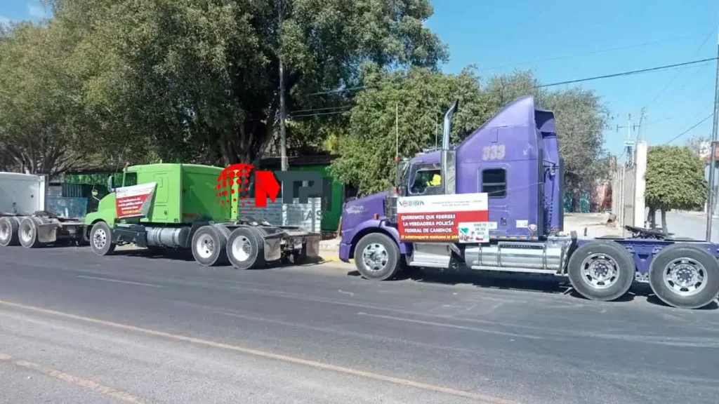 Varios traileres estacionados en la carretera Cuacnopalan-Oaxaca en protesta.