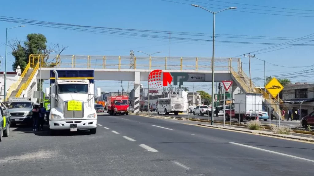 Tráiler con cartulina en defensa con la leyenda "Ya no más operadores asesinados" circula en vialidad de Puebla en protesta por inseguridad en carreteras.