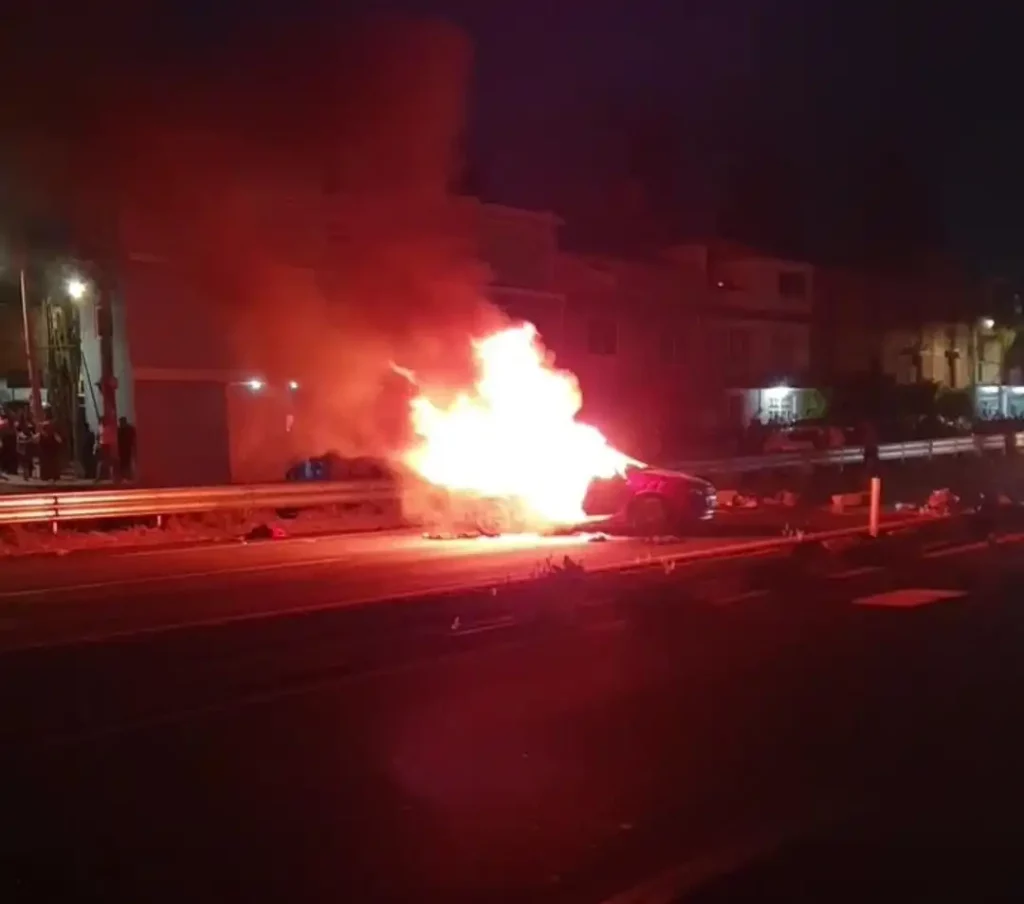Bloqueo en la Tlaxcala-Apizaco queman vehículo por levantón
