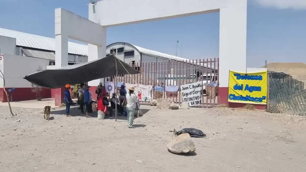 Protesta debido a pozos contaminados por relleno sanitario intermunicipal de Cholula