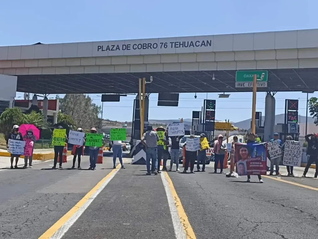 Protesta en caseta de cobro 76 de Tehuacán