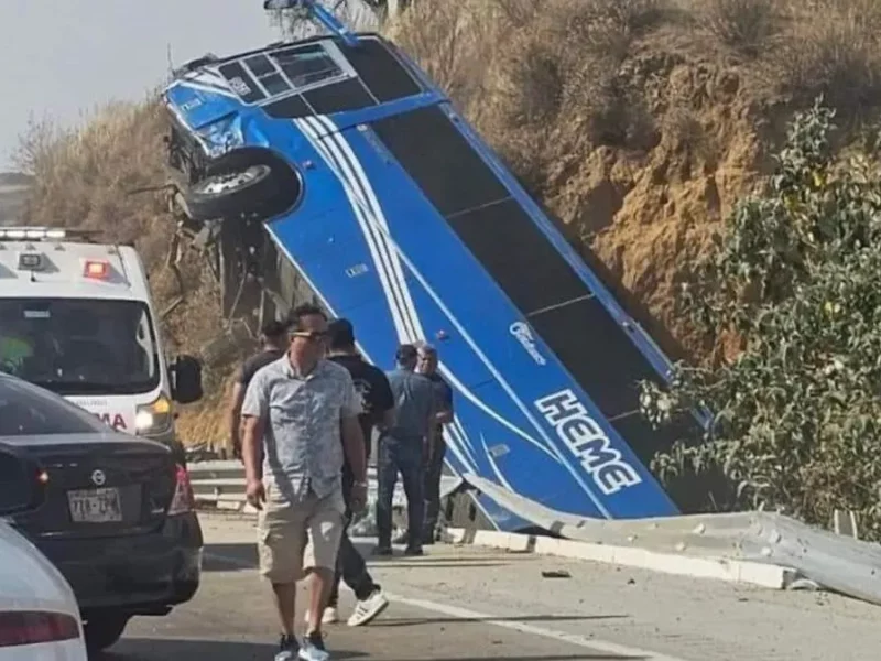 Volcadura de autobús deja dos muertos y 17 heridos en la autopista México-Puebla