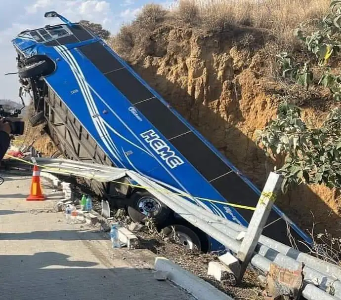 Volcadura de autobús deja dos muertos y 17 heridos en la autopista México-Puebla