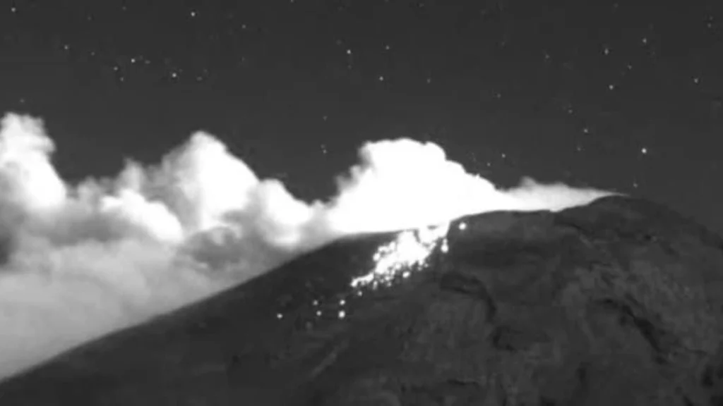 ¡Amanece intenso el Popocatépetl! Registra tremor, gases y ceniza