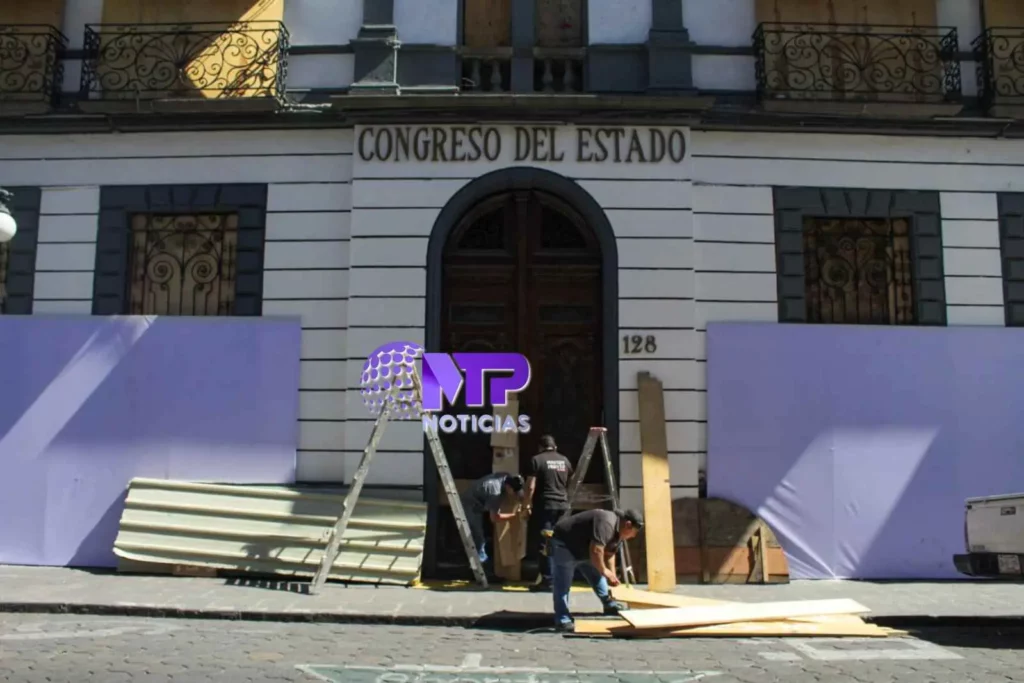 Fachada del Congreso de Puebla protegida con tablones.