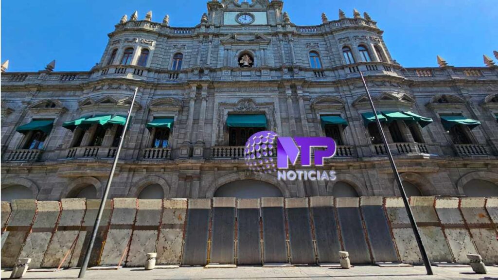 FOTOS: blindan con valla Palacio Municipal, Fuente de San Miguel y Congreso de Puebla