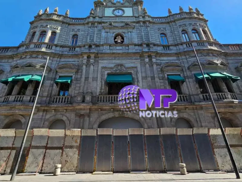 FOTOS: blindan con valla Palacio Municipal, Fuente de San Miguel y Congreso de Puebla