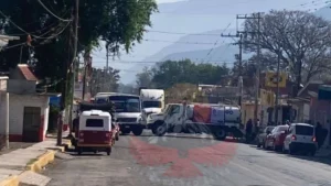 Tráfico de hasta 12 kilómetros por bloqueo en la Acatzingo-Ciudad Mendoza
