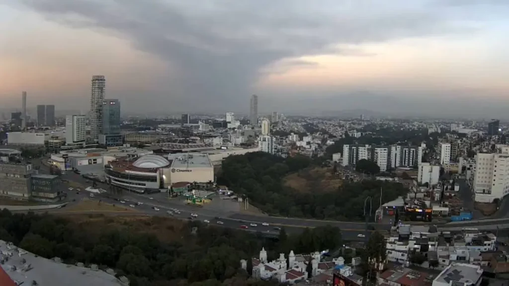 ¡No es neblina! Caída de ceniza del Popocatépetl cubre autos y calles en Puebla