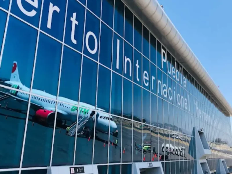 Ceniza del Popocatépetl obliga al Aeropuerto de Puebla a suspender vuelos, otra vez