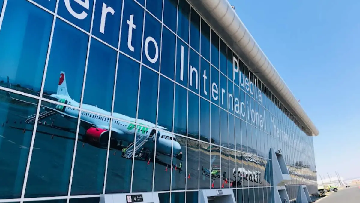 Ceniza del Popocatépetl obliga al Aeropuerto de Puebla a suspender vuelos, otra vez