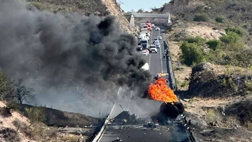 Cerrada la Cuacnopalan-Oaxaca por choque y explosión de dos pipas (VIDEO)