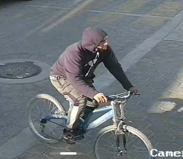 Presunto acosador en bicicleta por calles de Tehuacán.