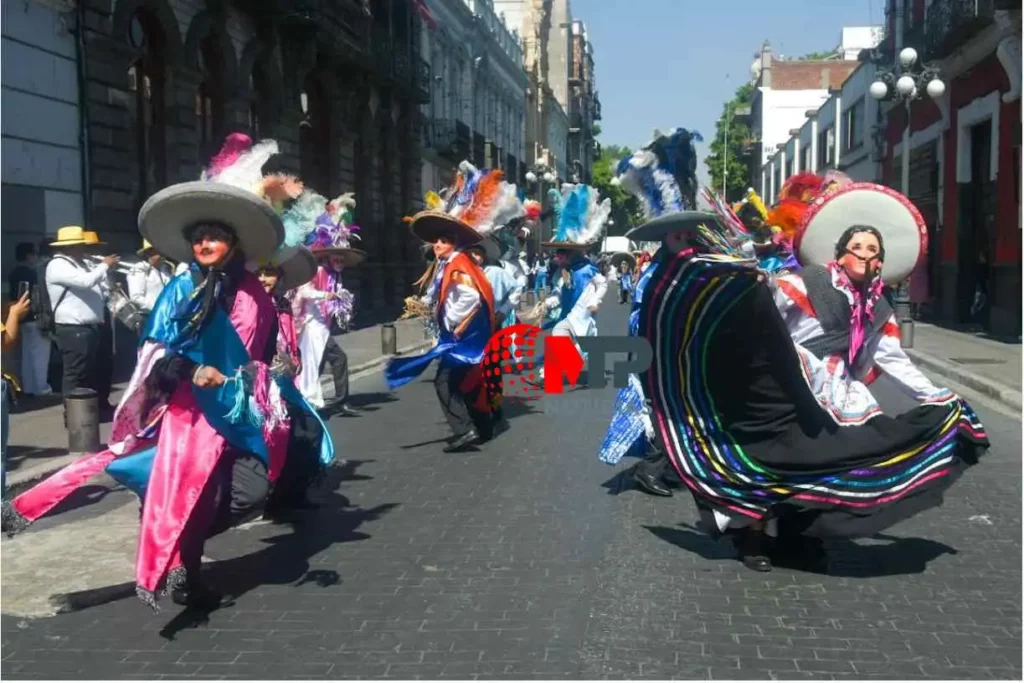 Huehues bailando en Centro Histórico de Puebla.