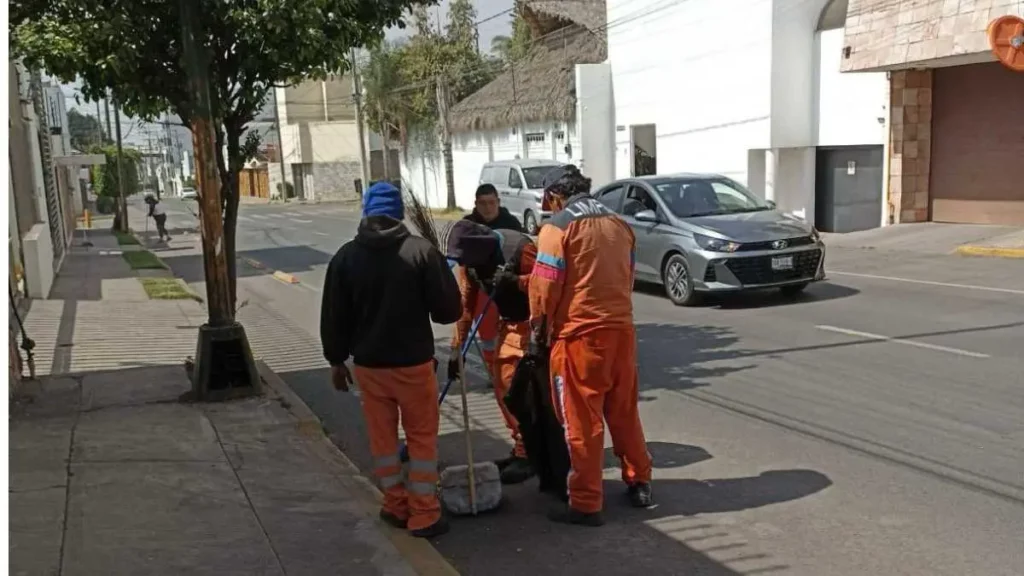 ¿No sabes dónde tirar la ceniza volcánica? Pueden ir por ella a tu casa en Puebla capital